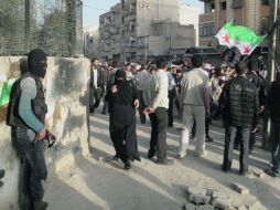 Un combatiente del Ejercito Sirio Libre monta guardia durante el funeral para cuatro personas. AP  /