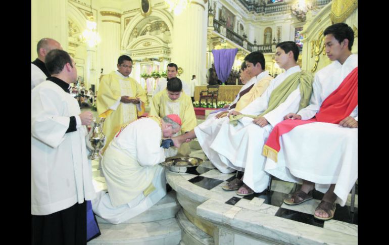 El cardenal Francisco Robles presidió, entre otros actos litúrgicos, la misa del lavatorio de pies, en Catedral.  /