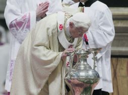 Benedicto XVI, durante la misa crismal de ayer. EFE  /