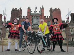 Dos guardias custodian a Sebastian Coe (segundo izquierda a derecha), presidente del Comité Organizador de Londres 2012. GETTY IMAGES  /