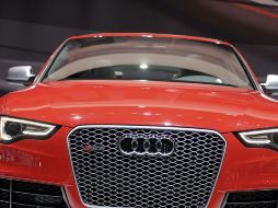 Un Audi RS5 permanece expuesto en el centro Javits de Nueva York. EFE  /