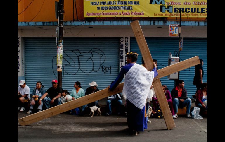 Recorrido de los nazarenos, en el marco de la 169 representación de la Pasión de Cristo en Iztapalapa. NOTIMEX  /