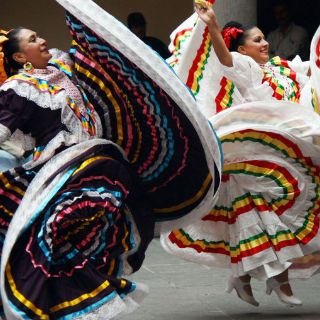Ballet Folklórico de México con danzas prehispánicas