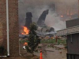 Un avión F-18 de la Armada estadounidense se estrelló hoy en una zona residencial en Virginia Beach. ESPECIAL  /