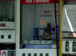 El hombre se quedó atorado en una máquina de refrescos. ARCHIVO  /