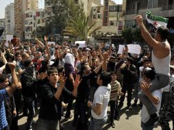 Manifestantes protestan en contra del presidente sirio Bachar al Asad. EFE  /