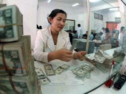 El dólar cayó frente al euro y al yen este viernes. ARCHIVO  /