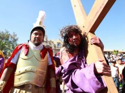 Ya es una costumbre de cada Semana Santa: Subir el cerro, aguantar los rayos de sol y el cansancio.  /
