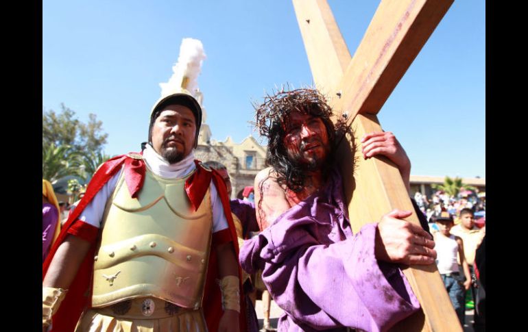 Ya es una costumbre de cada Semana Santa: Subir el cerro, aguantar los rayos de sol y el cansancio.  /
