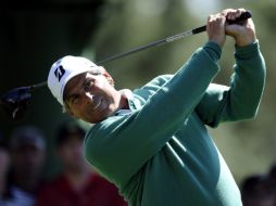 El estadounidense Fred Couples realiza un golpe en el hoyo 18. EFE  /