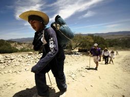 Bajo el sol. La fe mueve a miles de peregrinos año con año hacia Talpa, donde un millón de creyentes acude en Semana Santa.  /
