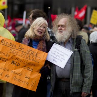 Pacifistas alemanes defienden a Grass