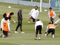 Jugadores del Real Madrid se ejercitan ante la presencia del entrenador portugués José Mourinho. EFE  /