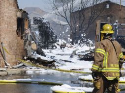 Tras el percance, los equipos de socorro evacuaron a los residentes del área afectada. EFE  /