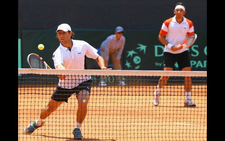 Santiago González y César Ramírez durante el partido de dobles ante Barbados en la Copa Davis. MEXSPORT  /