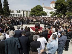 Su acto provocó una gran emoción en el país y cientos de ciudadanos han desfilado desde entonces en el lugar. EFE  /