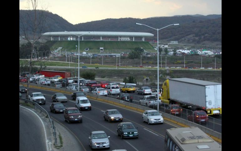 La SVyT sugiere a los asistentes al Omnilife trasladarse con anticipación; el partido comienza a las 18:00 horas. ARCHIVO  /