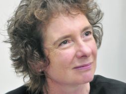 Feliz. La escritora Jeanette Winterson plasma escenas de su vida dickensiana en sus obras.  /