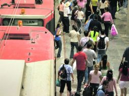 Pasajeros descienden de un vagón de la Línea 2 de Siteur, en la Estación Juárez.  /