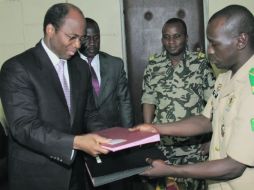 Djibrill Bassolé (izquierda), ministro de Burkina Fasso,  medió la salida de la crisis con la junta militar. AFP  /