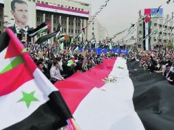 En Damasco, cientos de sirios celebran el aniversario 65 del partido Baas, del presidente Bashar al Assad. EFE  /