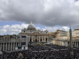 Alrededor de 150 mil personas se reunieron en la Plaza de San Pedro. EFE  /