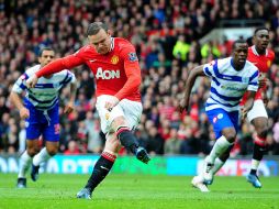 Wayne Rooney abrió el marcador en los primeros minutos con gol de penalti. AP  /