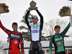 El italiano Alessandro Ballan, el belga Tom Boonen y el francés Sebastien Turgot  celebran en el podio de la clásica carrera. EFE  /