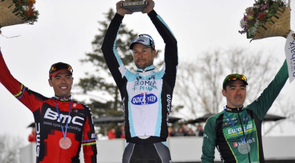 El italiano Alessandro Ballan, el belga Tom Boonen y el francés Sebastien Turgot  celebran en el podio de la clásica carrera. EFE  /