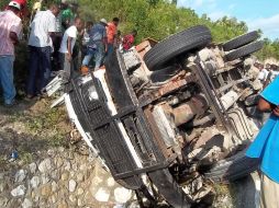 El vehículo circulaba abarrotado de comerciantes y mercancías cuando el conductor perdió el control. AFP  /