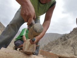Las labores de rescate se reanudaron con la colocación de vigas de seguridad. AFP  /