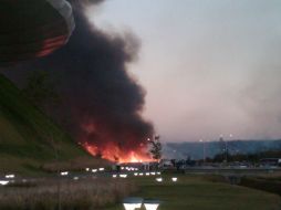 Se temía que las llamas llegaran hasta el estacionamiento del estadio.  /