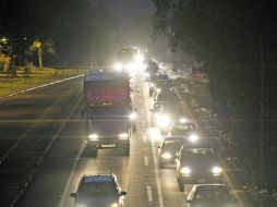Los vehículos de los vacacionistas que regresan a la ciudad saturan los ingresos carreteros.  /
