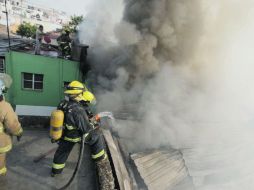 Los bomberos, durante la atención a un incendio, en imagen de archivo.  /