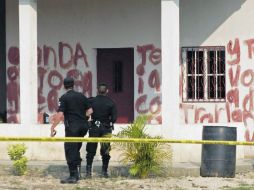 Agentes de seguridad observan la finca guatemalteca en la  fueron encontrados 27 muertos, 25 de ellos decapitados. AP  /