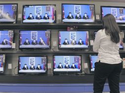 La tecnología, aunque no sea la más reciente, acapara la atención de los consumidores. EFE  /