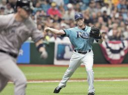 El serpentinero de los Rays de Tampa Bay, Jeremy Hellickson, convierte un out en primera al quemar al catcher de los Yanquis. REUTERS  /