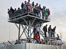 Refugiados sirios observan la frontera de su país desde Turquía. REUTERS  /