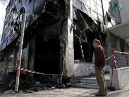 Un hombre observa los daños en un edificio auxiliar del Ministerio para la Reforma Administrativa, tras la explosión de la bomba. EFE  /