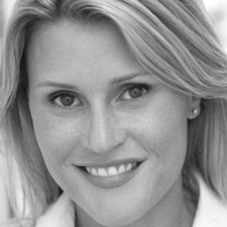 Detenida actriz canadiense supuesta acosadora de Alec Baldwin