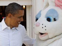 El presidente Barack Obama sonríe al conejo de Pascua. AFP  /