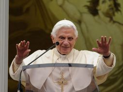El Papa Benedicto XVI saluda a los fieles mientras dirige el rezo Regina Coeli. EFE  /
