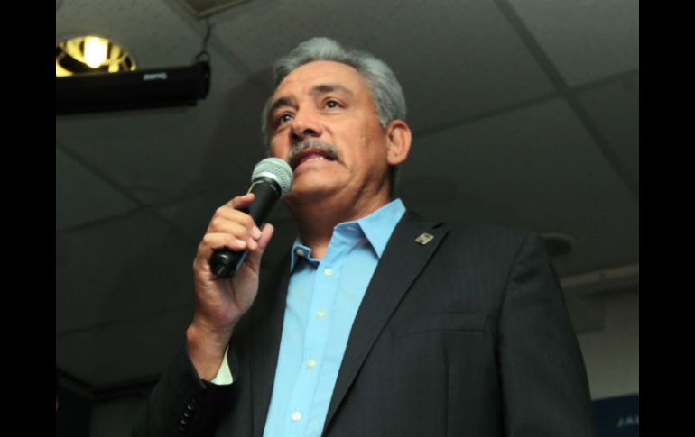 Alberto Cárdenas durante la entrega de constancias a los candidatos municipales por el PAN, en la sede del partido.  /