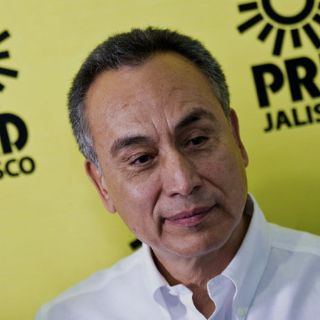 Fernando Garza presenta propuestas a mercaderes de Santa Tere