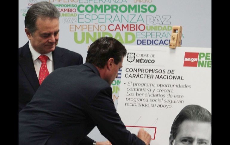 Enrique Peña Nieto firmó compromisos en dicha entidad, acompañado del goberador de Veracruz (i). NTX  /