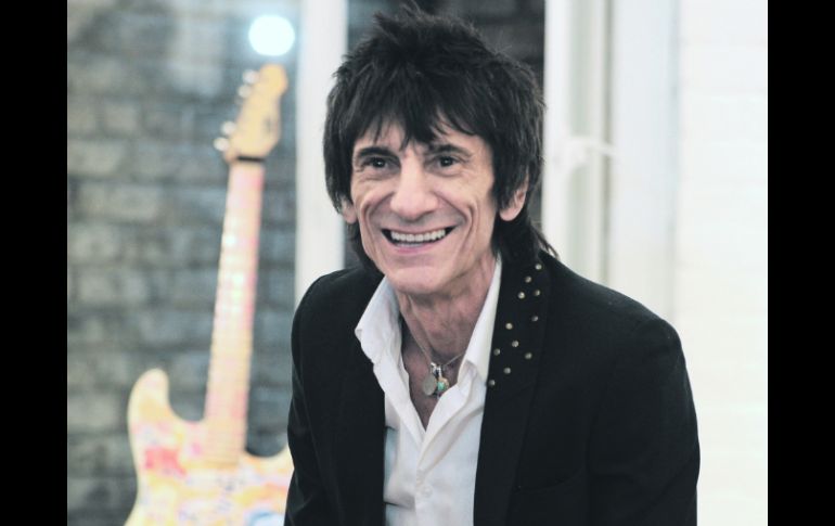 Cuadros y guitarras forman parte de la exposición que el músico inauguró en una galería neoyorquina. AP  /