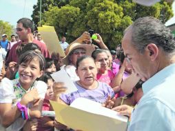 Felipe Calderón hizo un recorrido por la zona afectada por el sismo del 20 de marzo. EL UNIVERSAL  /