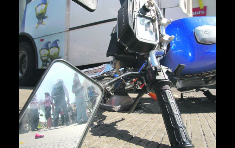 En el cruce de la Calzada Independencia y Obregón, una unidad del transporte público impactó a una motocicleta dejando ocho lesionados.  /