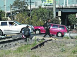 En las vías del tren ubicadas sobre Avenida Inglaterra, es común ver migrantes que esperan continuar su travesía rumbo a Estados Unidos  /