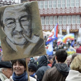 Academia Sueca no piensa retirarle el Nobel a Grass tras polémica